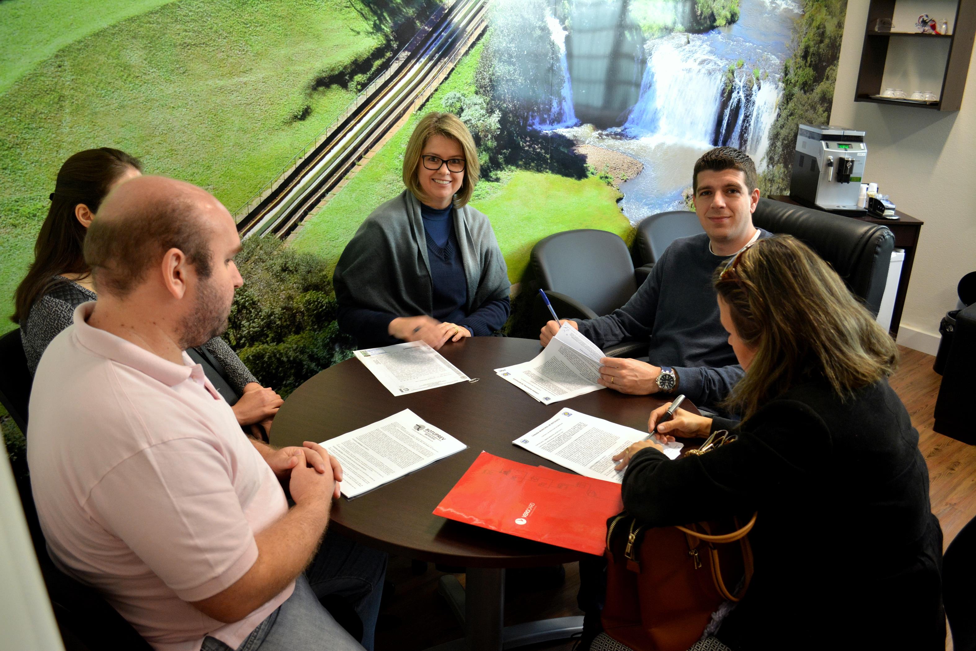 Câmara Municipal, Botuprev e Verocheque assinam contrato por novo Vale Alimentação