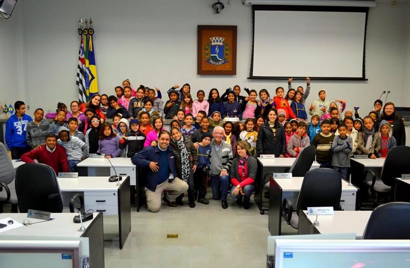 Alunos da EMEF Nair Amaral fazem visita à Câmara Municipal