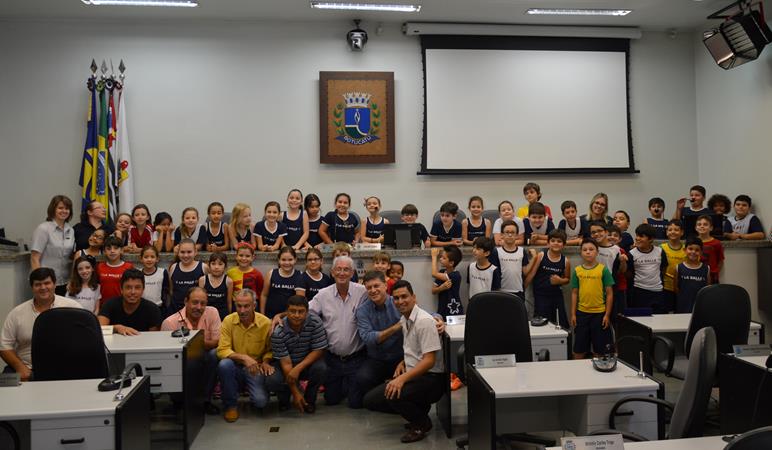 Alunos do ensino fundamental do colégio La Salle fazem visita a Câmara Municipal