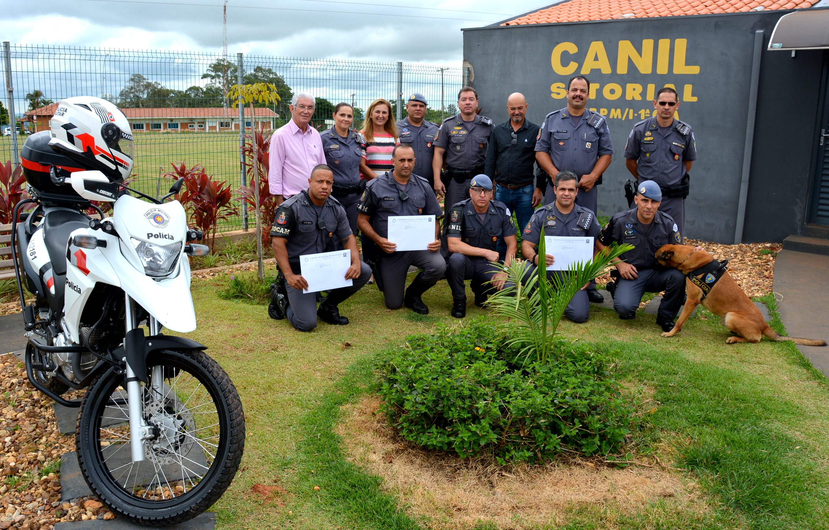 Câmara Entrega Moção de Congratulações a policiais militares do Canil e da ROCAM