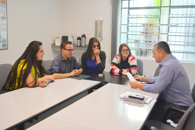 Sargento Laudo recebe a visita de grupo de alunos na Câmara Municipal