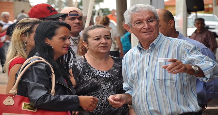 Vereadores ouvem pessoalmente as demandas de moradores do Jardim Monte Mor