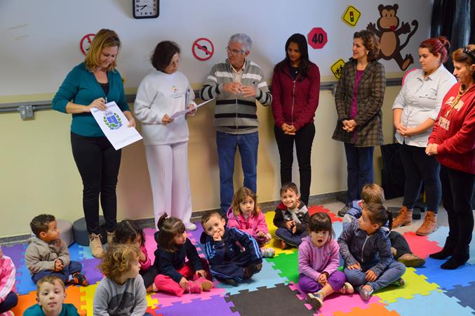 Carreira entrega Moção de Congratulações para organizadores do projeto “Crescer Seguro”