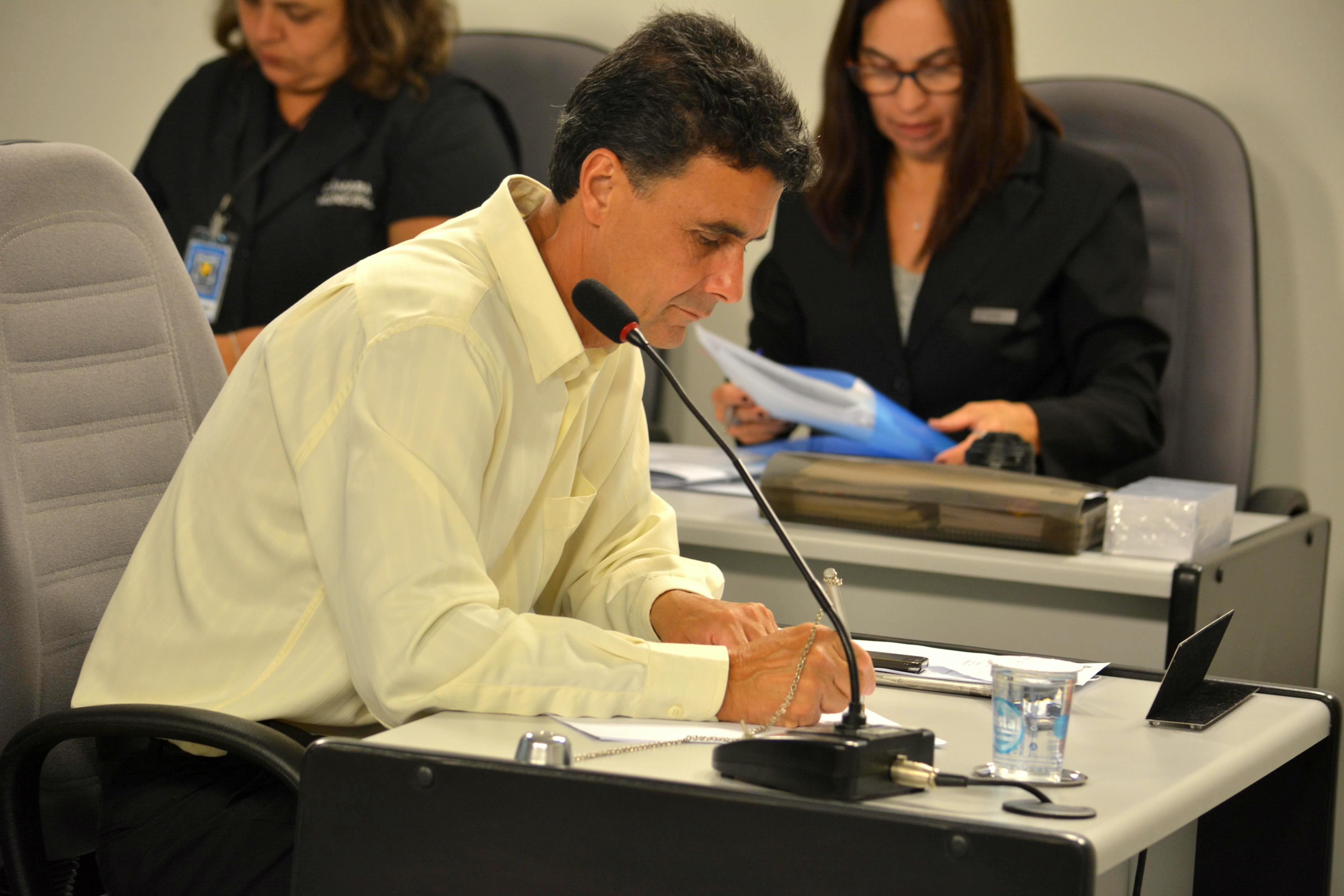 Abelardo cobra melhorias em ponte no Cambuí e retomada de obras em praça no Monte Mor