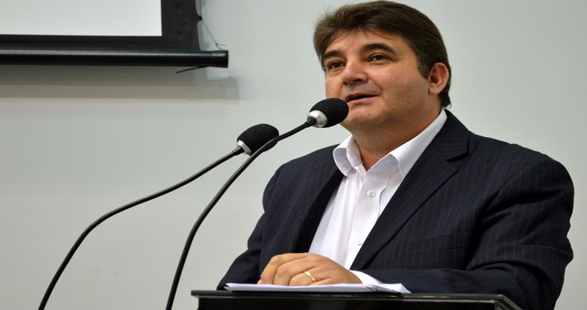 Fernando Carmoni apresenta requerimento por pavimentação asfáltica e recapes