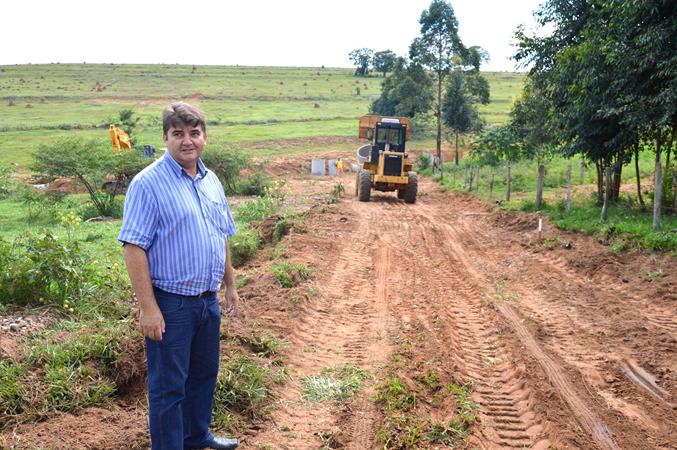 Carmoni acompanha obras de construção de galerias pluviais no Convívio Park Residencial