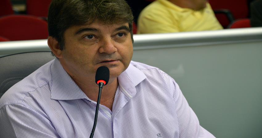 Carmoni apresenta solicitação por ‘lanchódromo’ em Botucatu, sanitários em praça e ponte metálica