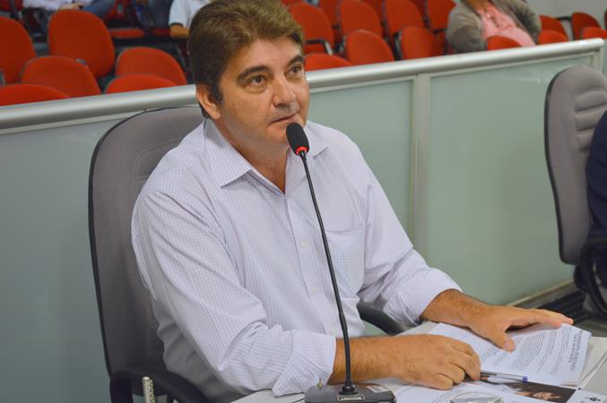 Fernando Carmoni faz pedido por terminal rodoviário, ginásio e liberação de seguros da Cohab