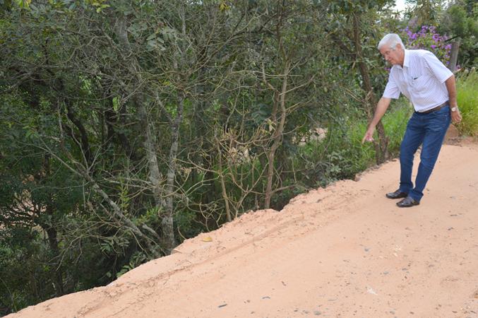 Carreira pede melhorias urgentes para trecho de rodovia rural do Faxinal, que não possui proteção