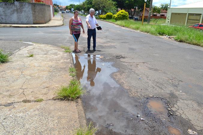 Carreira visita região com acúmulo de água no Jardim Panorama e faz pedido por melhorias