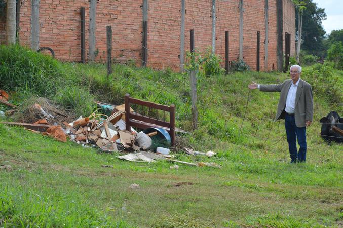 Carreira pede limpeza e ação de prevenção ao descarte de lixos em região da Vila Silva