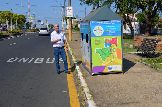 Carreira pede para que ponto de coleta de material reciclável seja removido e reinstalado