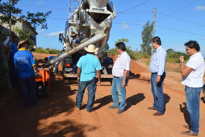 Curumim acompanha obras de pavimentação asfáltica das ruas do Jardim Botucatu, em Rubião Junior