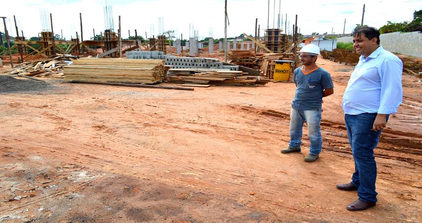 Curumim acompanha obras da nova escola de Rubião Júnior e se anima com evolução