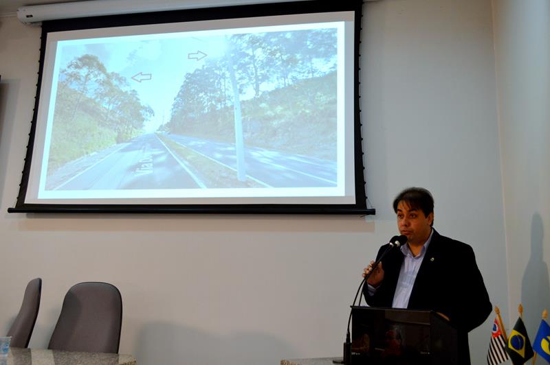 Curumim aponta risco em árvores que margeiam a rodovia Domingos Sartori