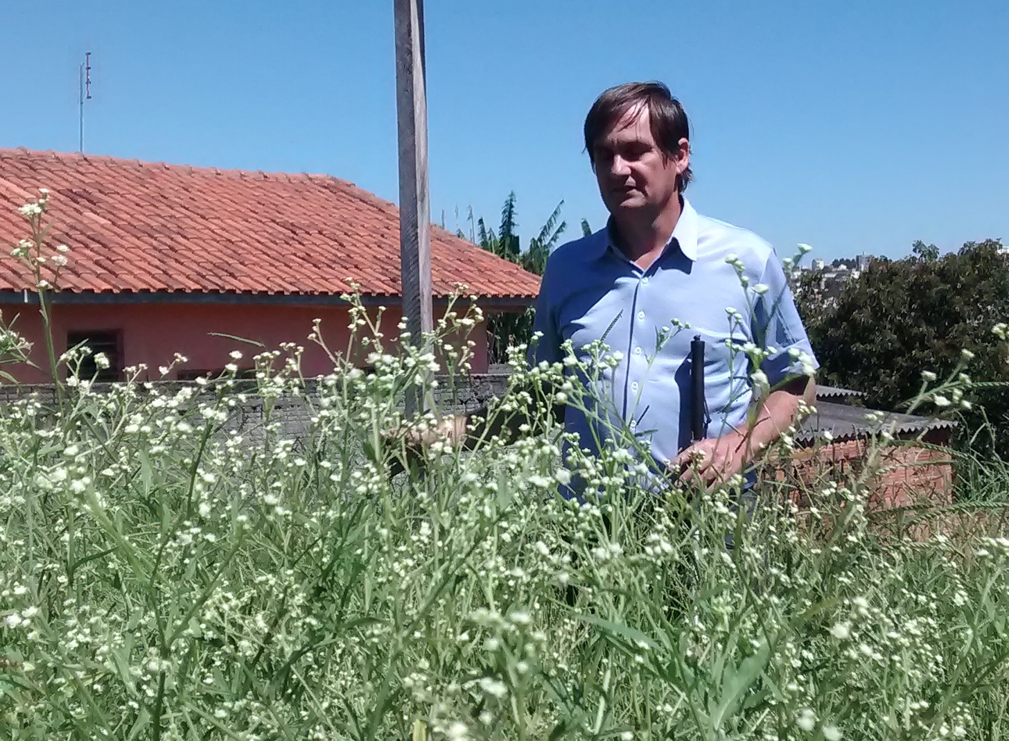 Carlos Trigo ouve moradores da Vila Maria e encaminha pedido para limpeza e capinação no bairro