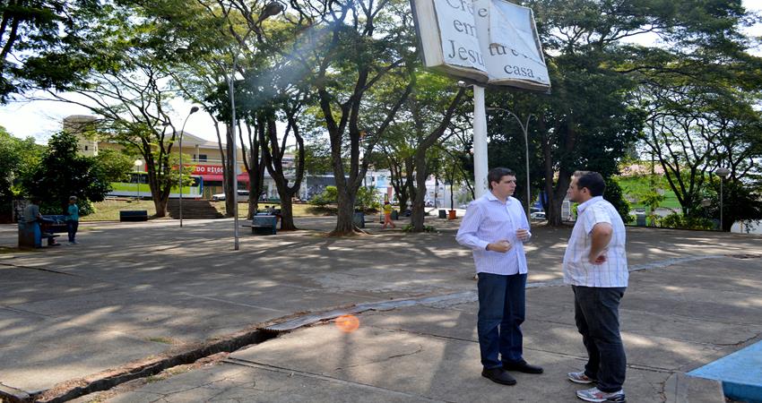 Izaias Colino encaminha solicitação por reformas na praça Coronel Moura