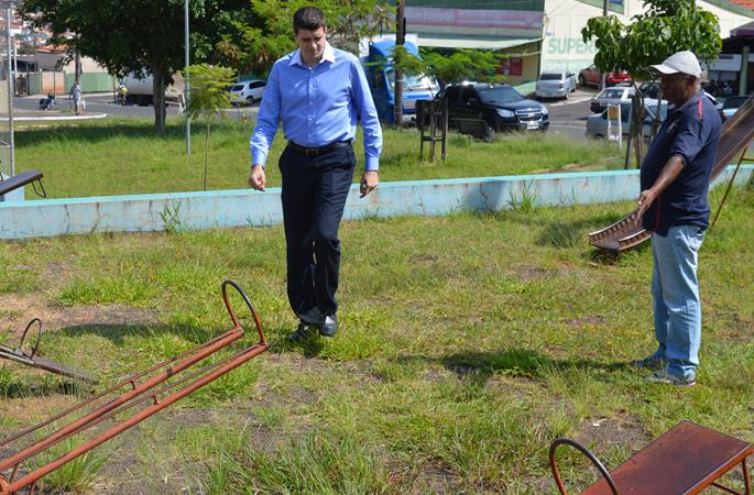 Izaias Colino faz visita a praça na Cohab e constata necessidade de revitalização completa no local