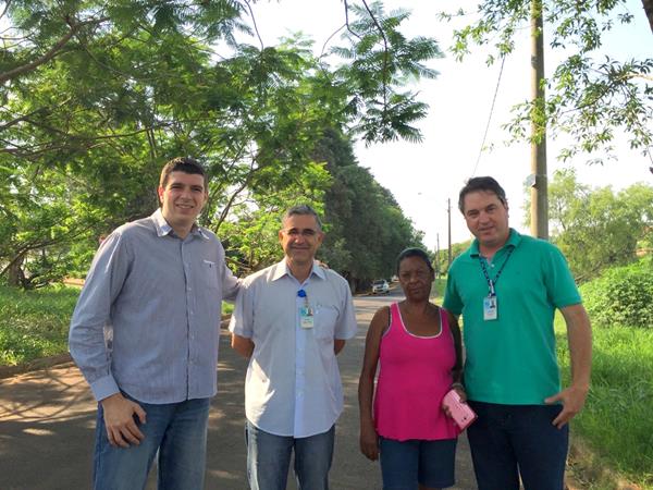 Izaias Colino verifica problema com rede de esgoto no Parque Serra Negra e encaminha solução