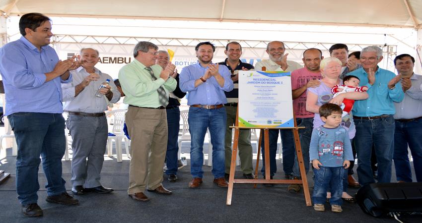 Vereadores acompanham a entrega de 330 casas no Jardim do Bosque I