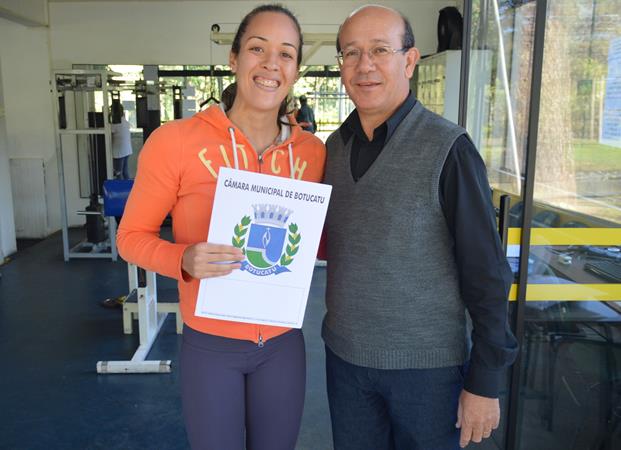 João Elias entrega Moção de Congratulações para nadadora medalhista Mariana Nakagaki