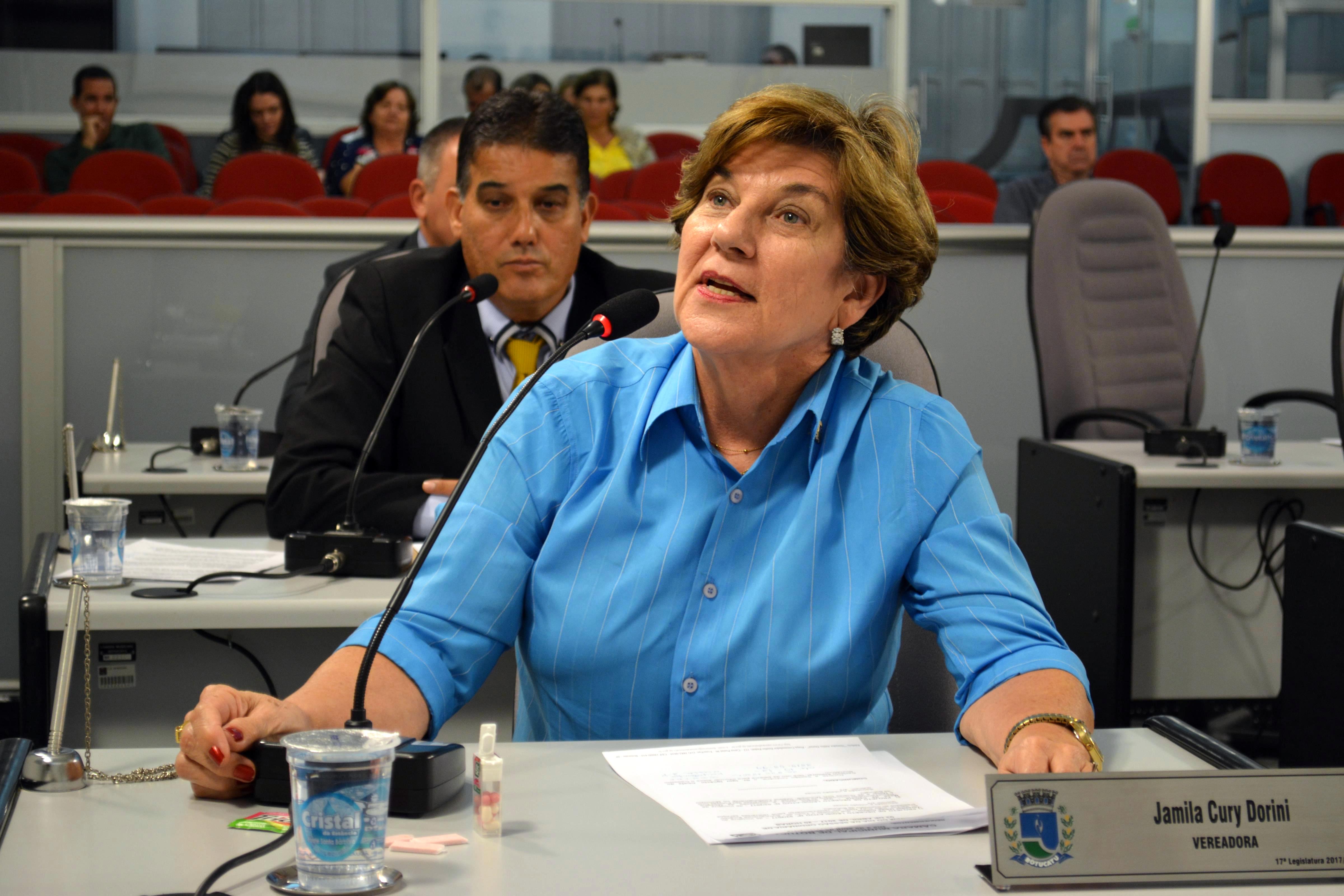 Jamila cobra providências quanto à abusos em vagas abertas de recuo no comércio