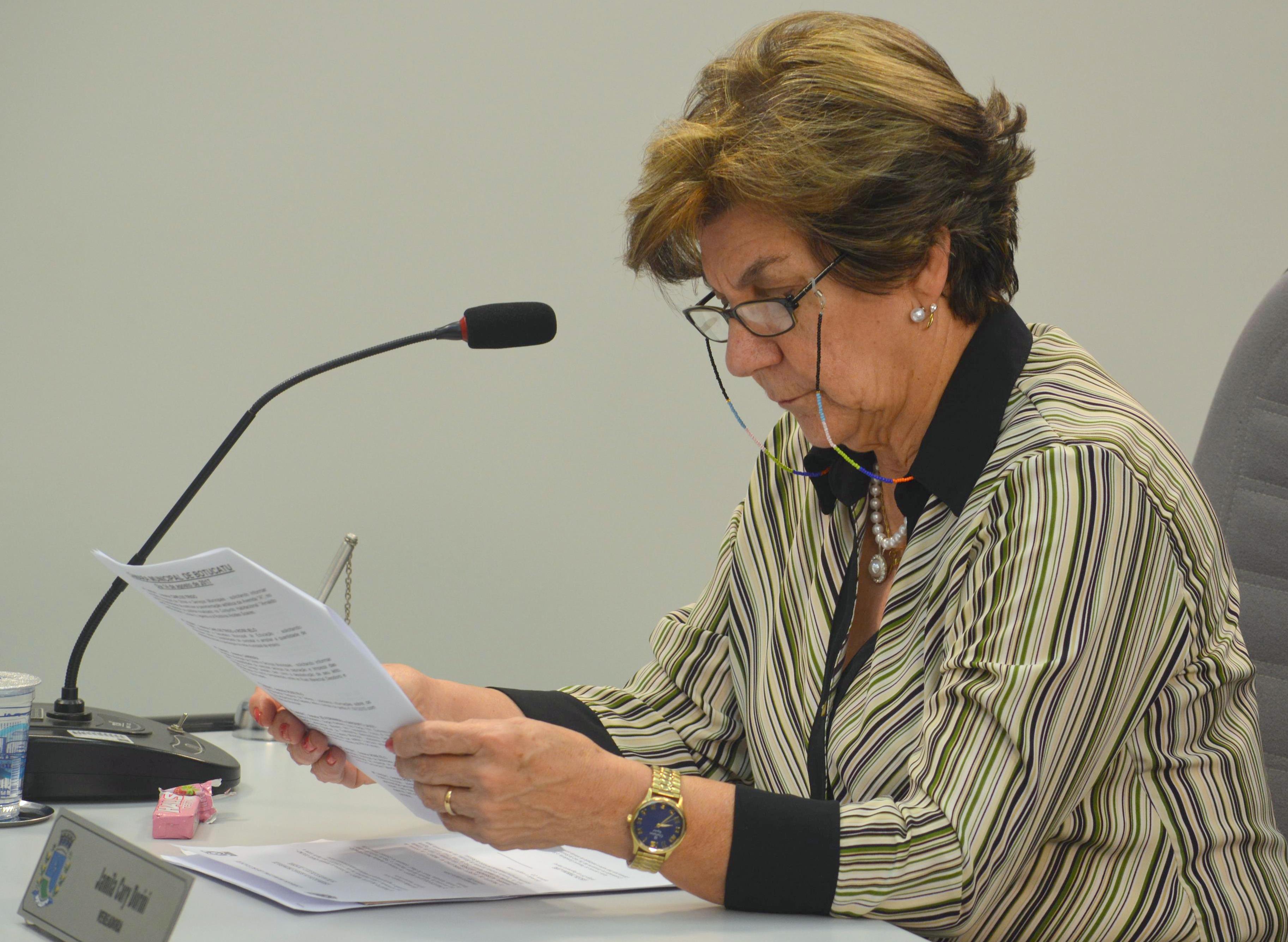 Jamila apresenta solicitação por recursos para compra de caminhão para o município