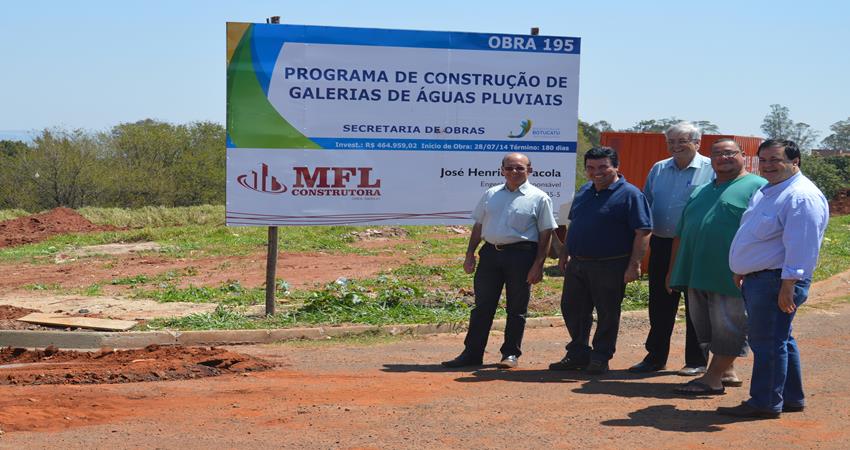 João Elias visita obras em andamento e recebe necessidades da população em diferentes pontos