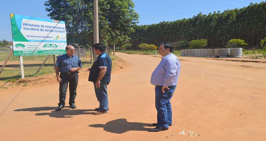 João Elias visita obras no Jardim Santa Elisa, mas cobra pista de caminhada e academia ao ar livre