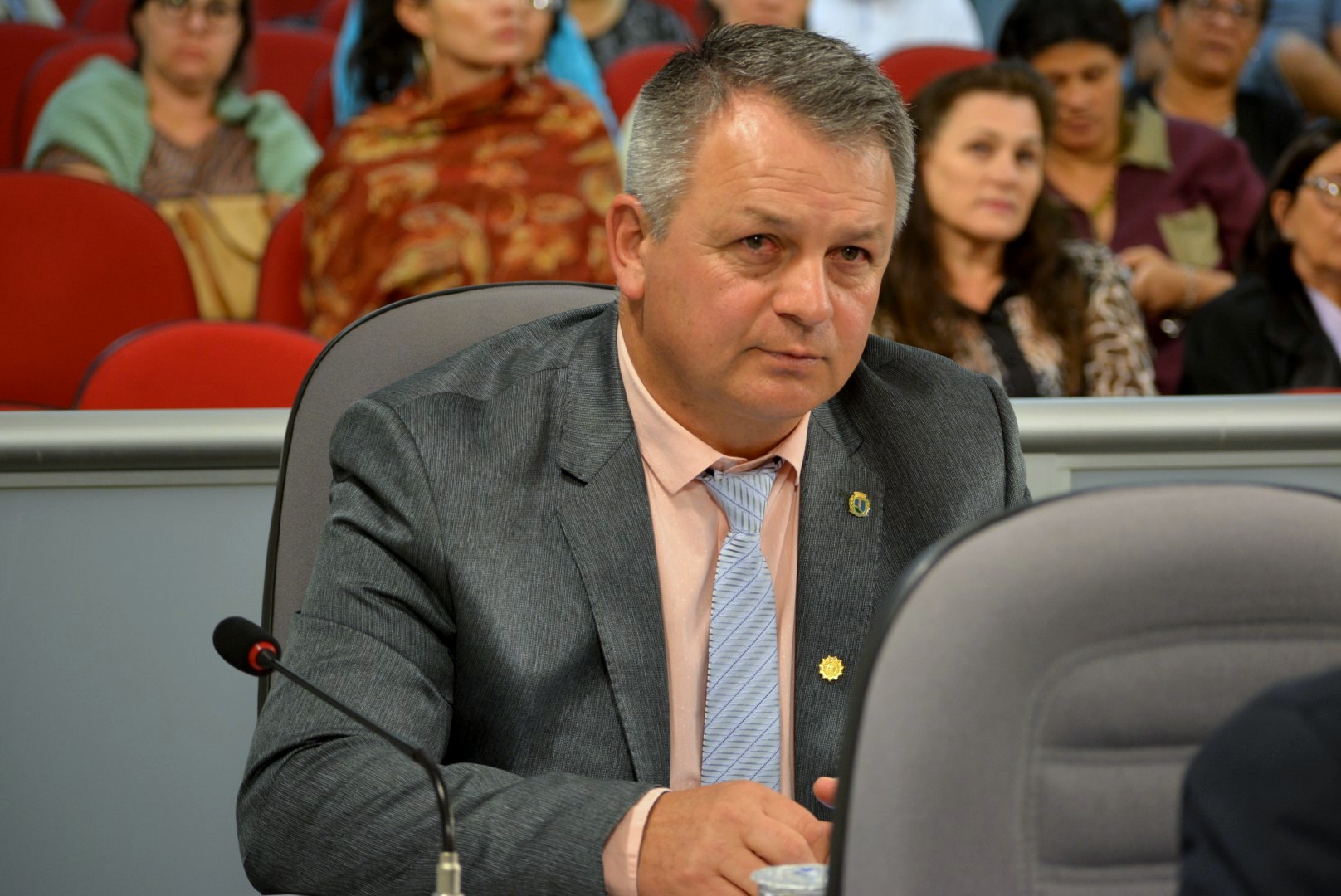 Sargento Laudo comemora oficialização de campeonato de futsal feminino em Botucatu