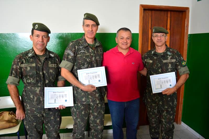 Sargento Laudo entrega Moção de Congratulações ao comando do Tiro de Guerra 02-048