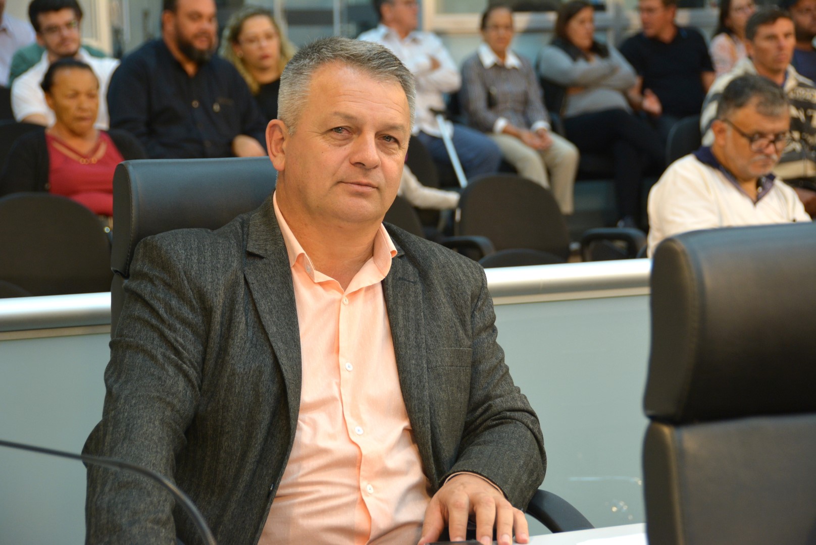 Vereador faz pedido por semáforo, construção de área de lazer e instalação de banheiros
