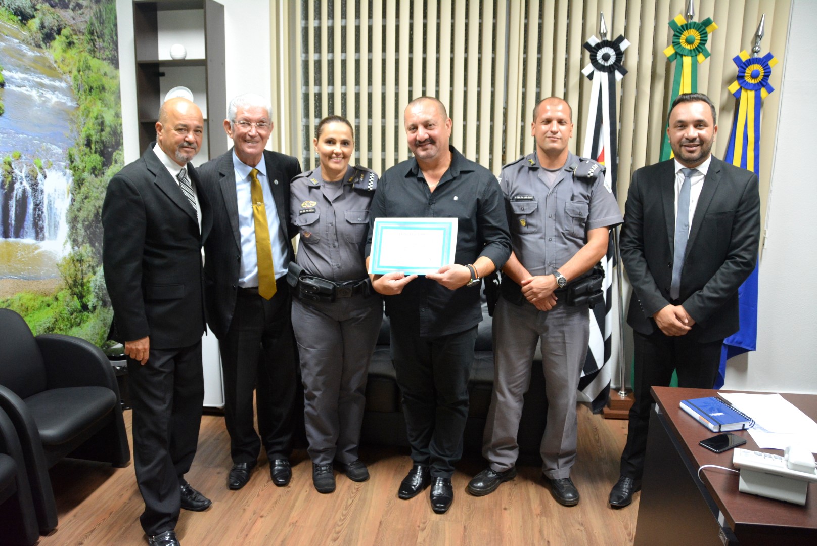 Vereadores prestam homenagem ao 2º Tenente PM Paulo César da Silva pela aposentadoria