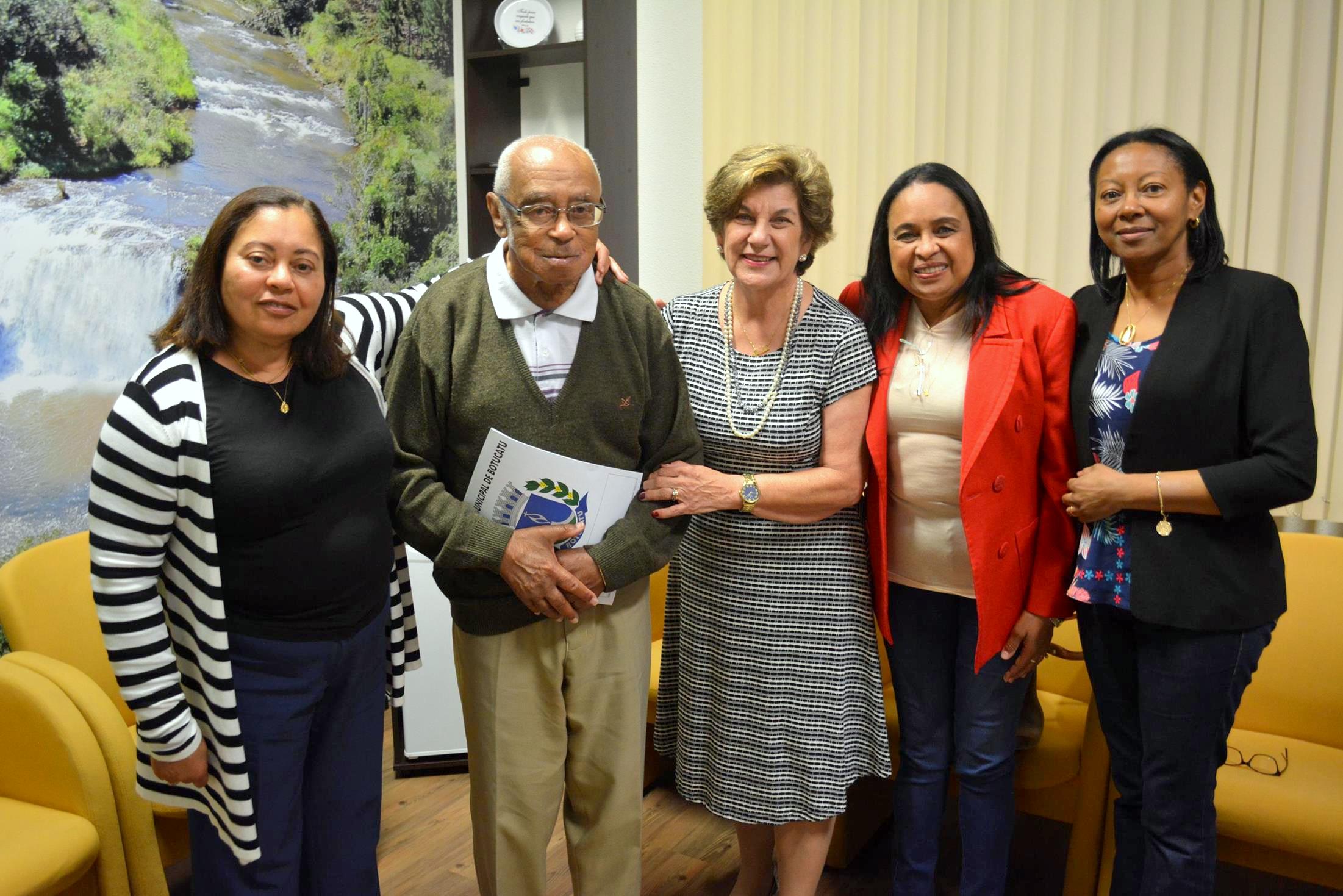 Jamila homenageia seu "Lazinho", ferroviário aposentado