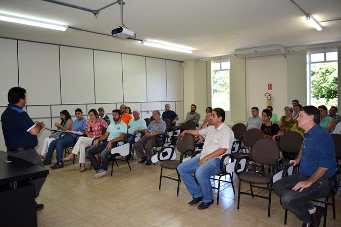 Curumim e Lelo Pagani participam de reunião com moradores do Jardim Tropical e secretário de Obras