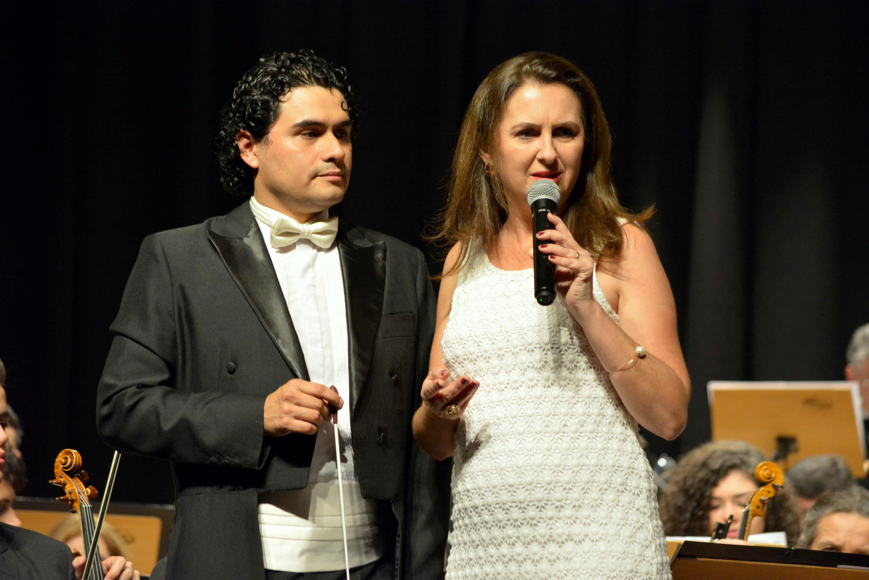 Alessandra Lucchesi entrega título de Cidadão Botucatuense ao maestro Fernando Ortiz