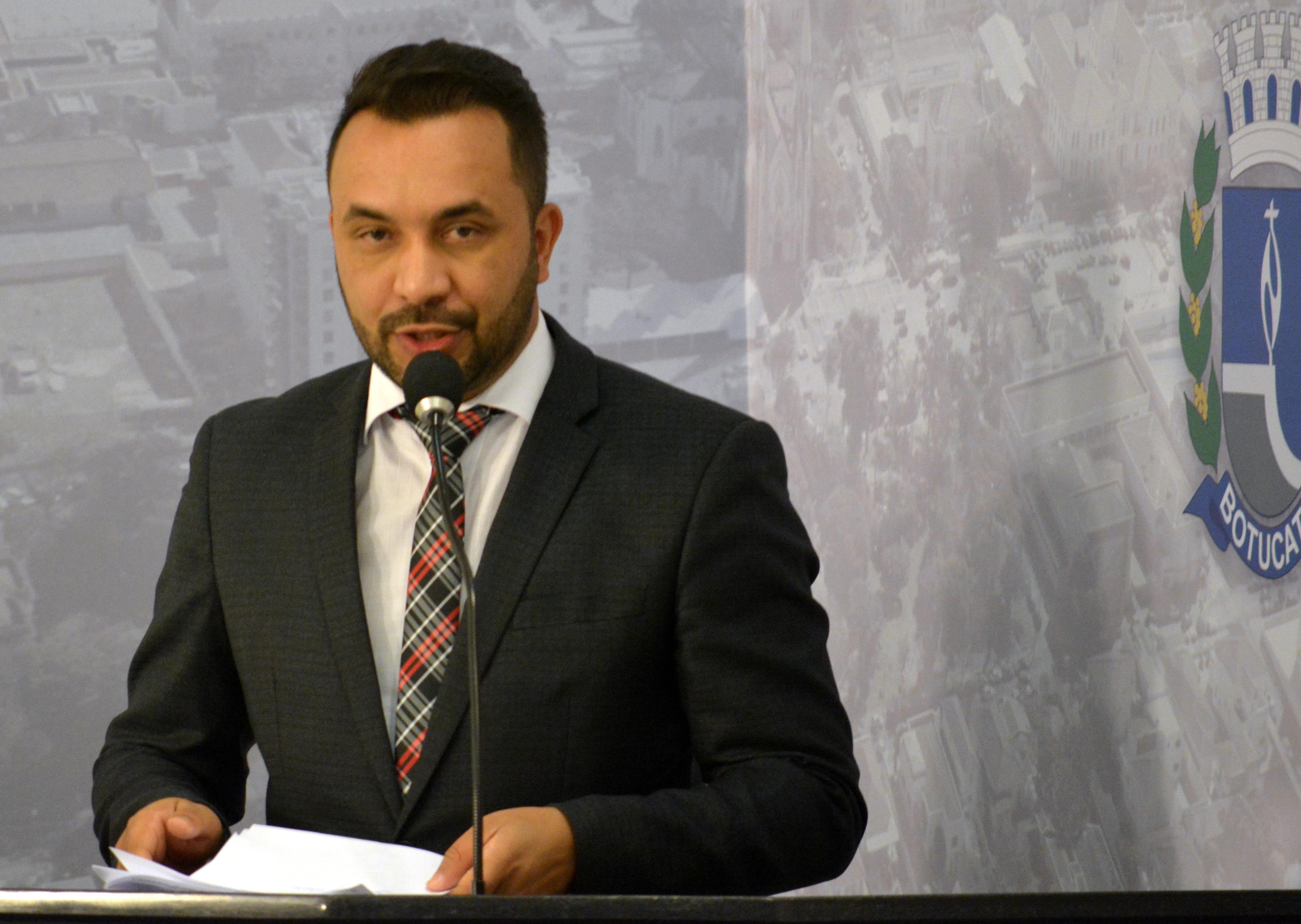 Paulo Renato pede criação de cursos complementares de renda para população carente