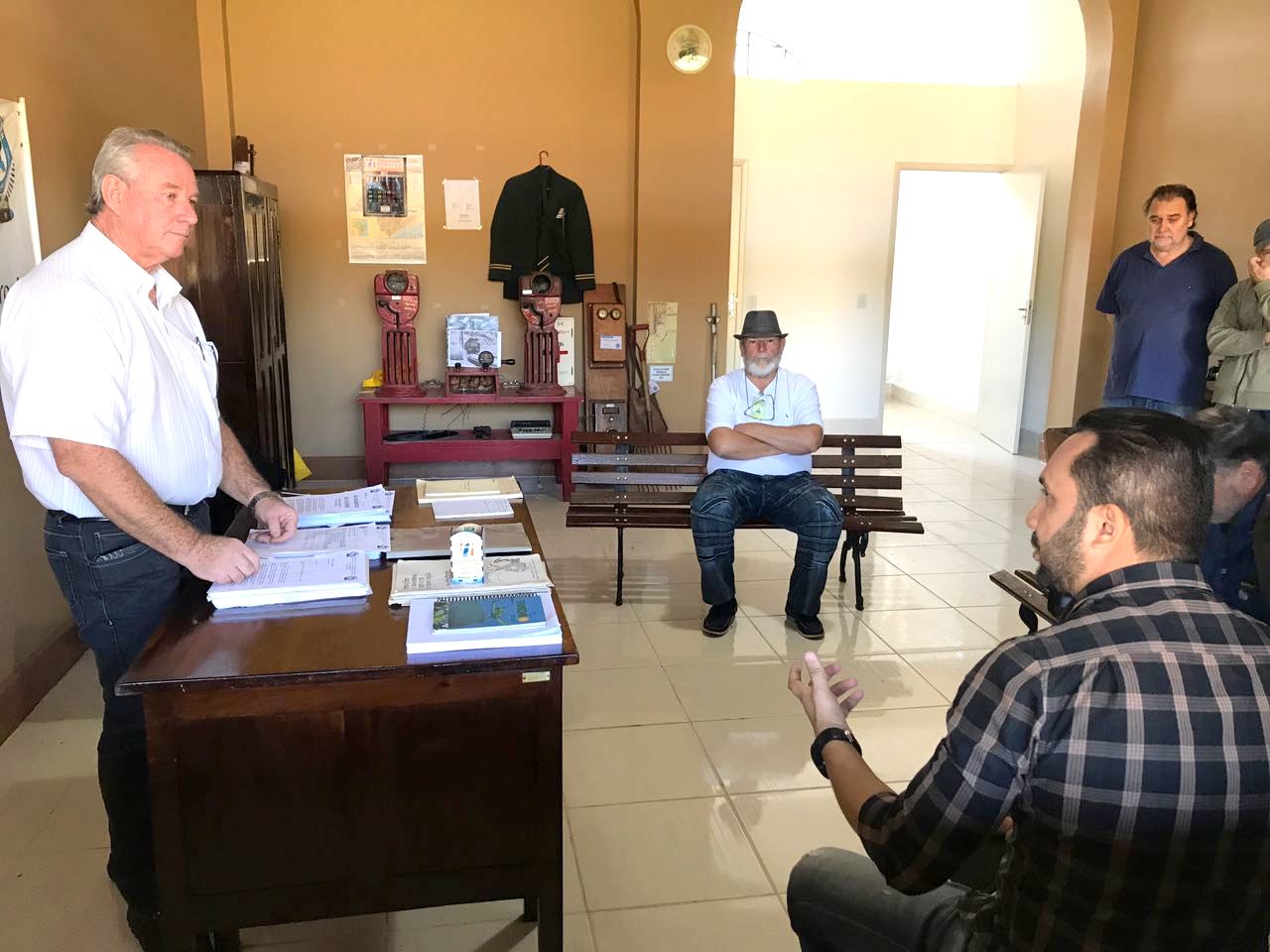 Paulo Renato participa de encontro com ONG para tratar de cessão de vagões abandonados na ferrovia