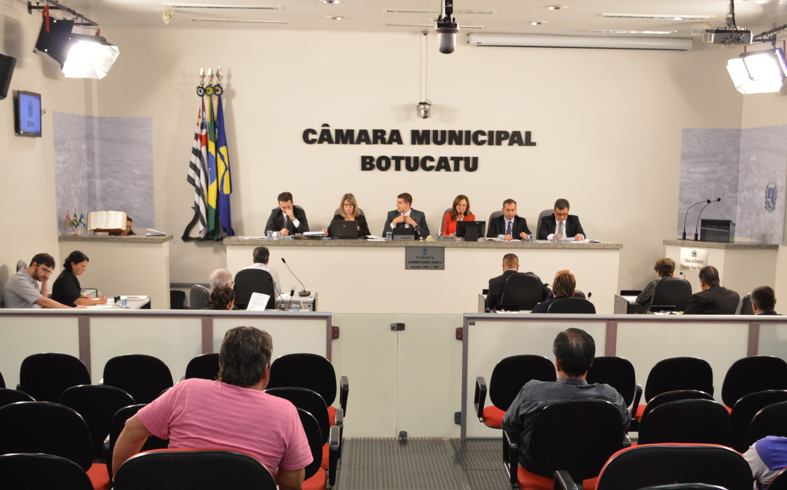Sessão após o recesso tem 35 requerimentos apresentados e dois projetos aprovados em plenário