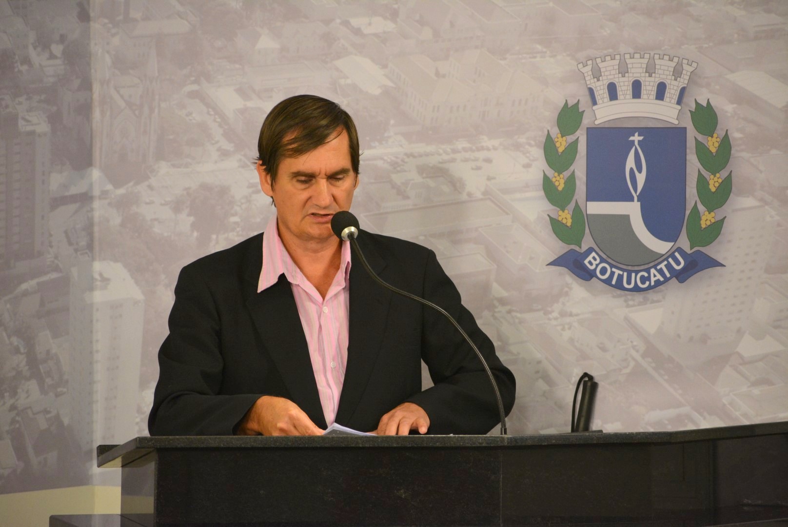 Carlos Trigo pede intérprete de Libras em programação da TV Câmara de Botucatu