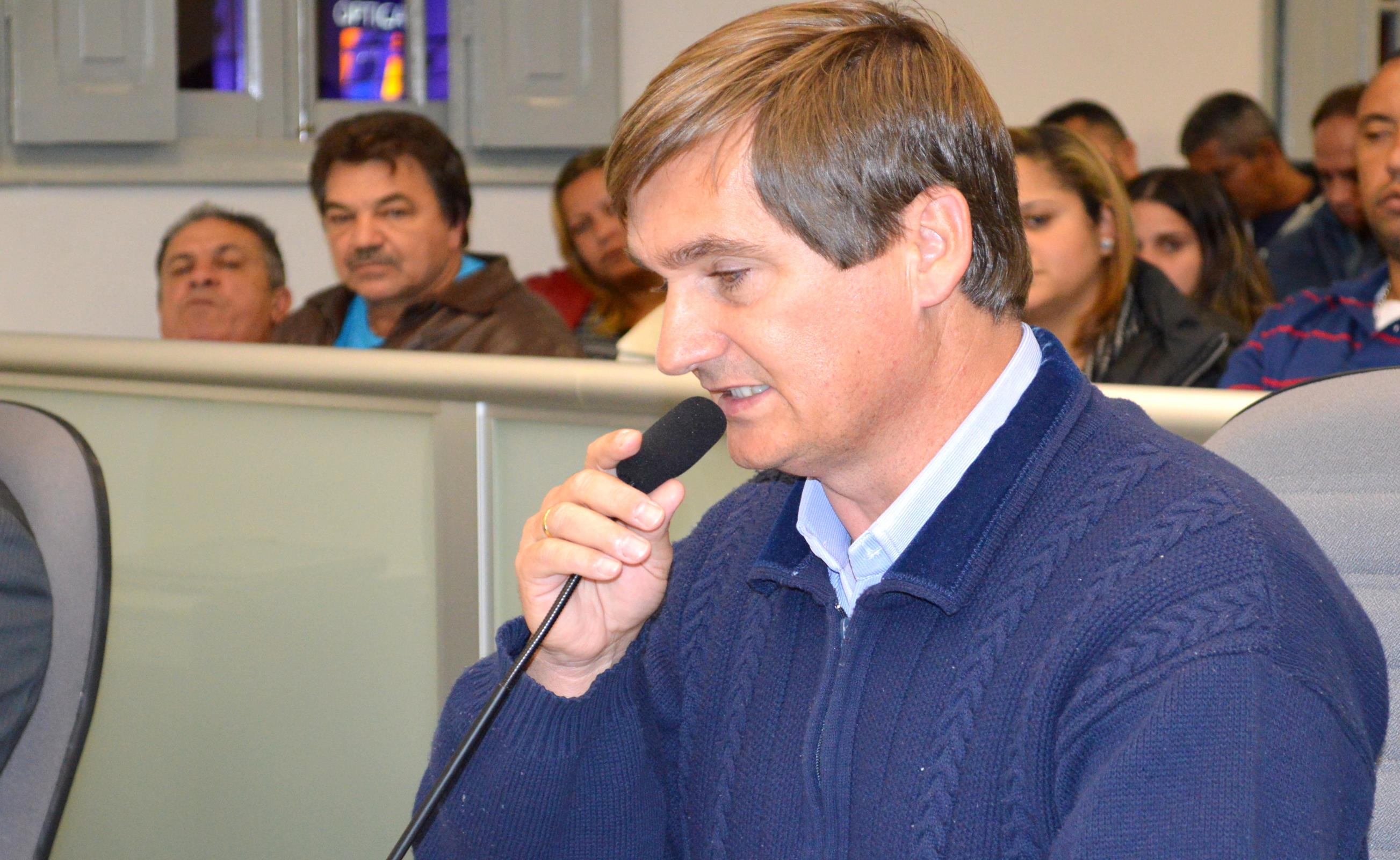 Cartão bancário com impressão em braile entre os pedidos do vereador Carlos Trigo