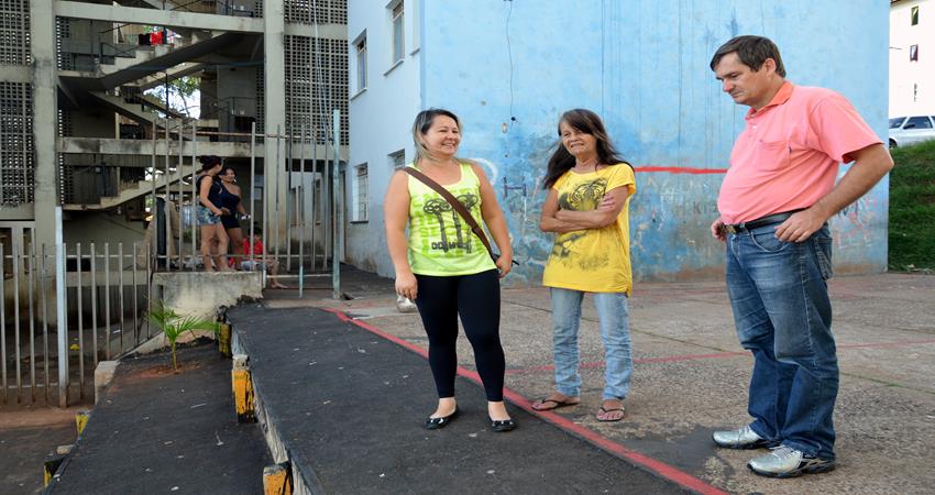 Em visita aos prédios da CDHU na Vila Jardim, Carlos Trigo se assusta com o abandono do local