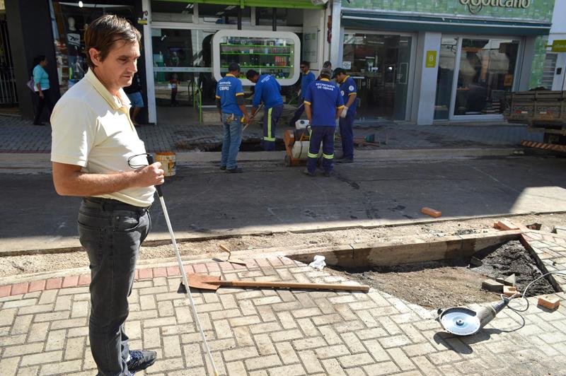 Carlos Trigo acompanha obras na Amando de Barros e garante acessibilidade na revitalização