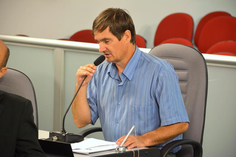 Carlos Trigo faz pedidos por melhorias em asfalto, alteração em poste e demanda para a Sabesp