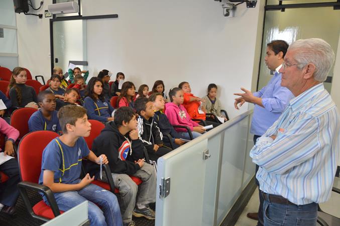 Alunos da EMEF Nair Amaral fazem visita à Câmara Municipal e conversam com vereadores