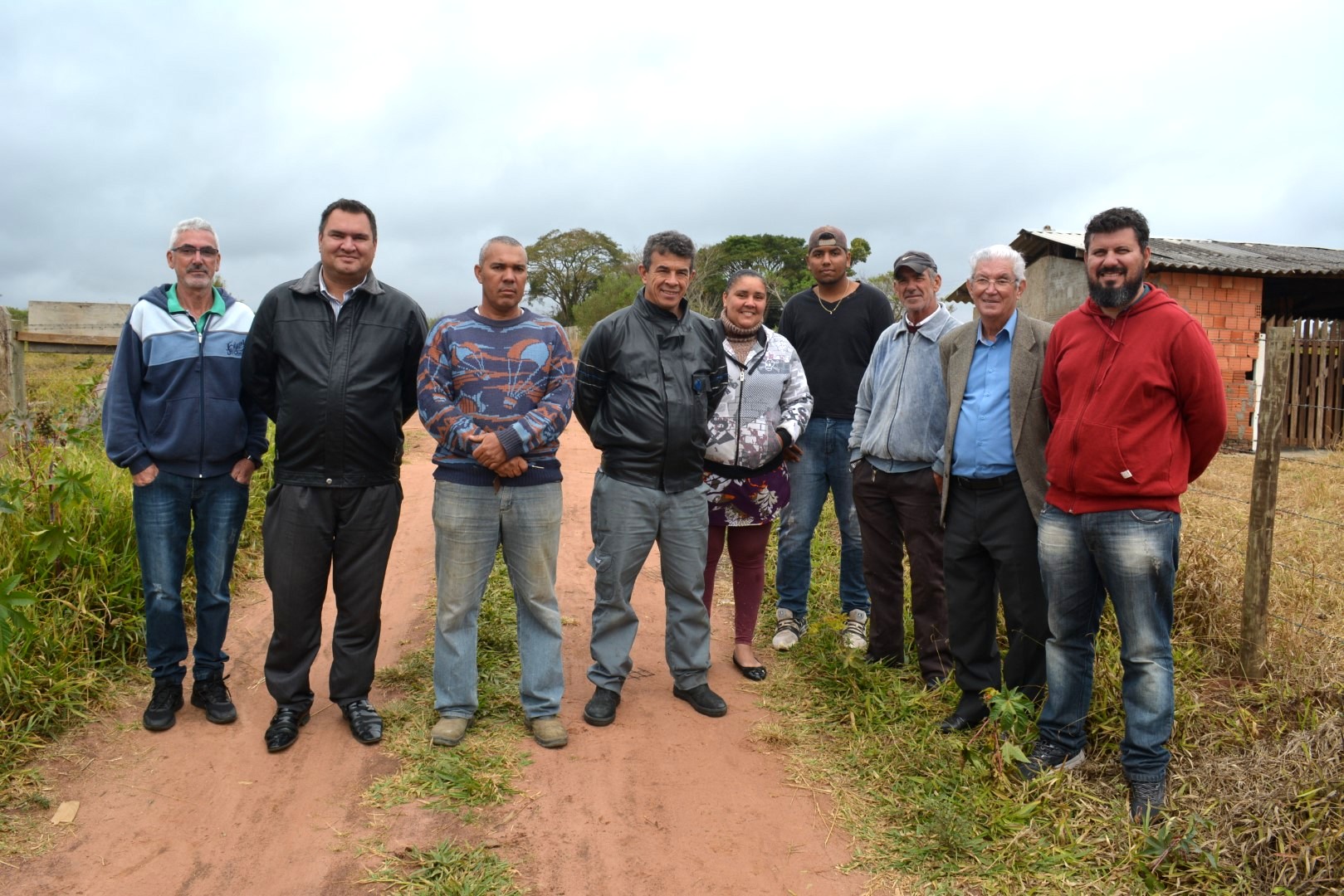 Carreira discute melhorias na rede elétrica com moradores da Colônia Santa Marina