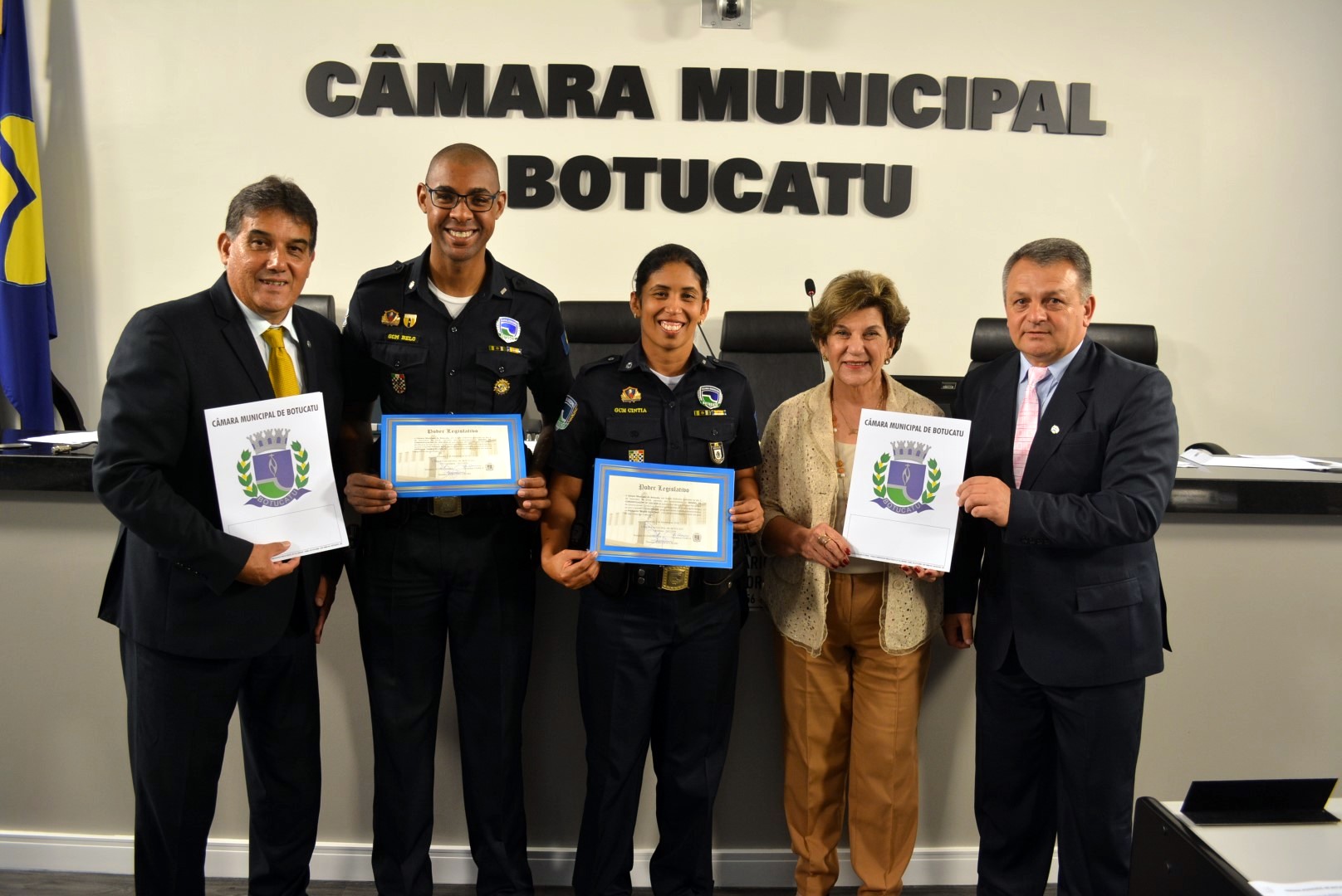 Zé Fernandes entrega homenagem à Patrulha Maria da Penha da Guarda Municipal