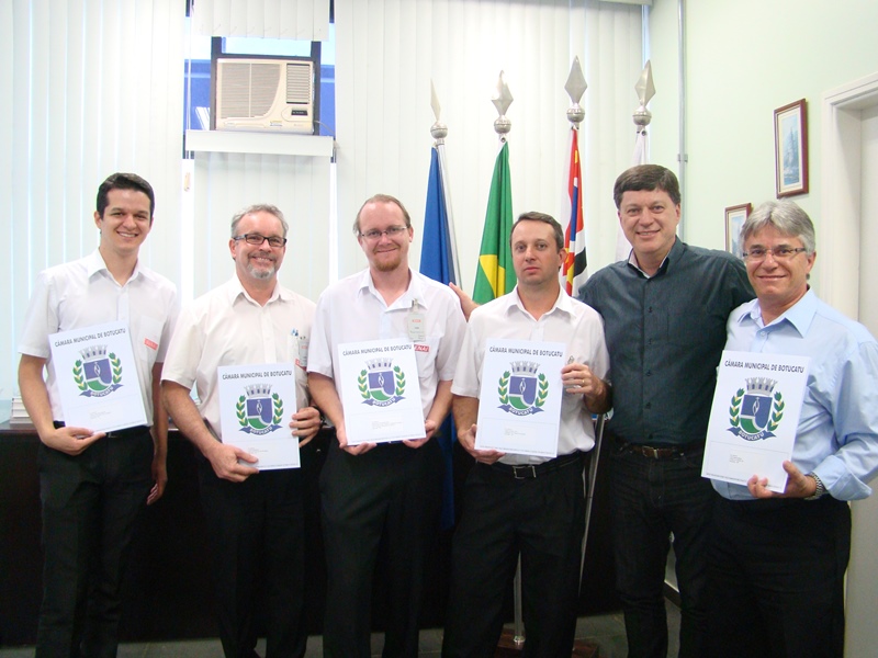 Lelo Pagani entrega moção para equipe do Senai de Botucatu pelo destaque no "Inova Senai 2013"