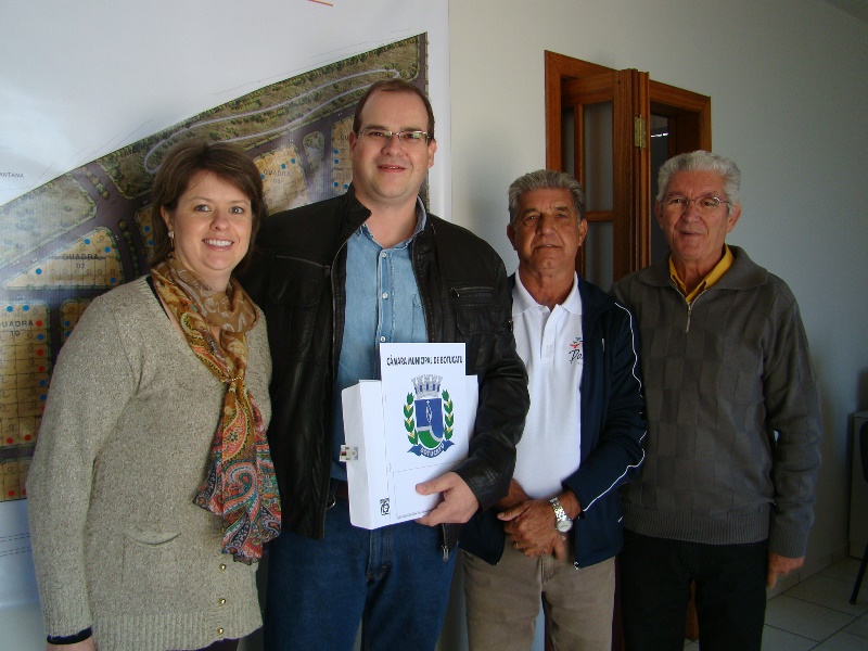 Presidente Carreira entrega projetos aprovados de denominação de vias do Loteamento Villas Paraíso