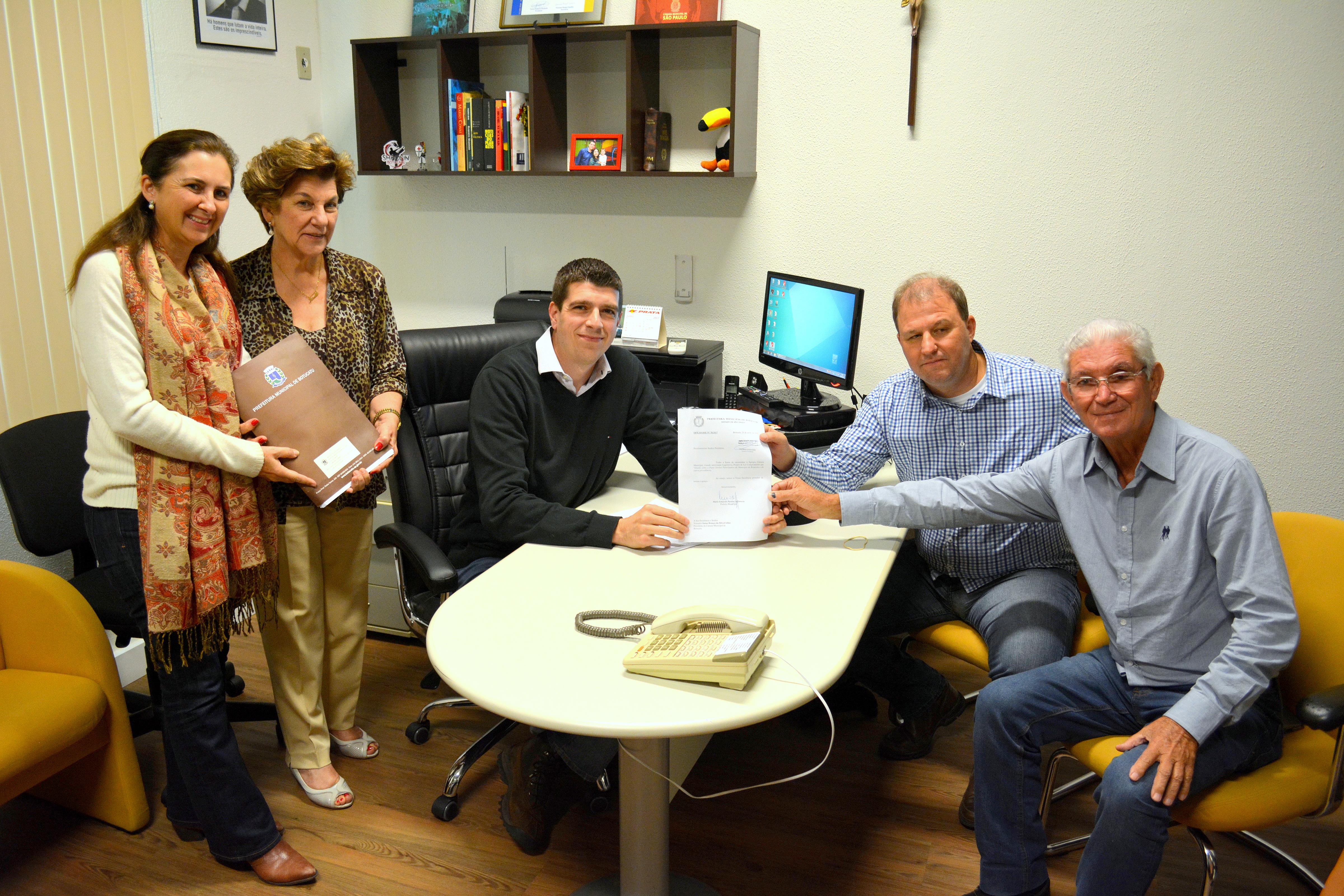 Prefeito protocola projeto do Plano Diretor de Botucatu na Câmara Municipal